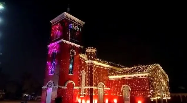 बरेली: क्रिसमस डे पर यीशू के जन्मदिन मनाने को शहर का गिरजाघर तैयार, रोशनी से जगमगाया चर्च 