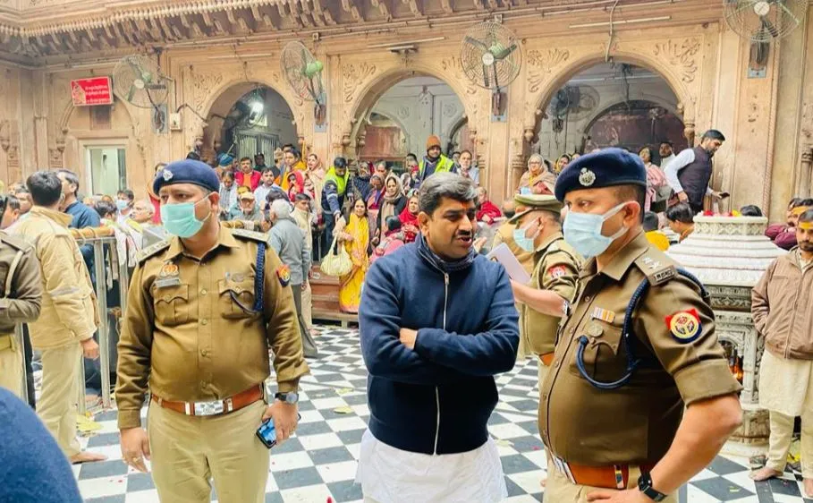 मथुरा: एसएसपी ने बांके बिहारी मंदिर का किया निरीक्षण, दिए ये निर्देश