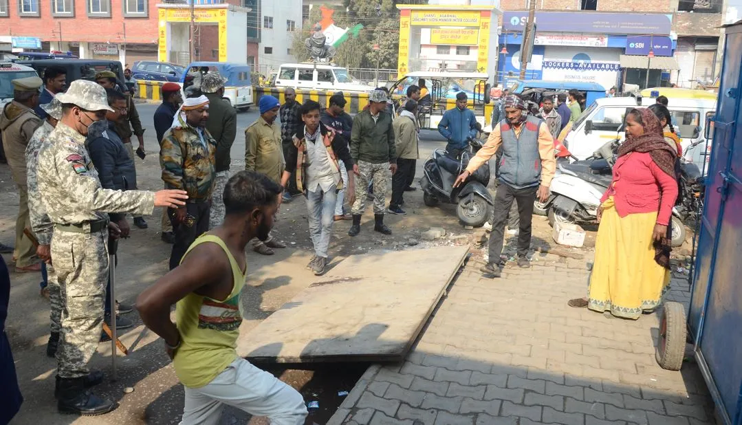 बरेली: विधायक कार्यालय के नीचे अतिक्रमण हटाने में बाधा बनी महिलाएं