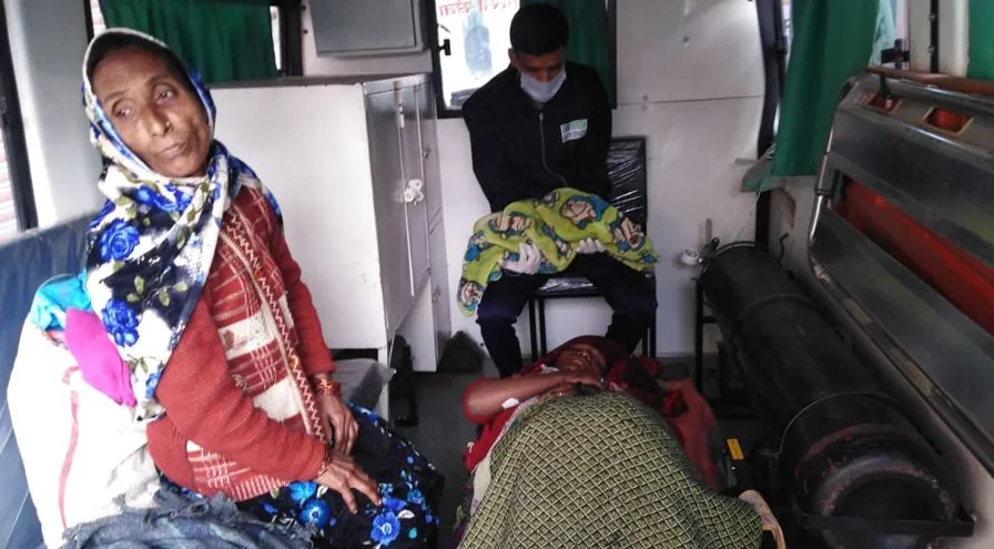 बरेली: ओवरब्रिज निर्माण के चलते खाए हिचकोले, अस्पताल गेट पर एंबुलेंस में गूंजी किलकारी