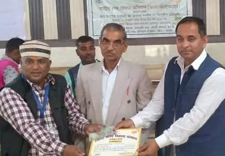 बरेली: क्षेत्र पंचायत सदस्यों को वितरित किए गए प्रमाण पत्र