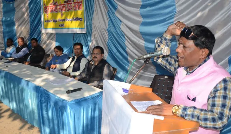 बरेली: चौथे दिन भी जारी रहा कार्य बहिष्कार, परेशान होते रहे उपभोक्ता