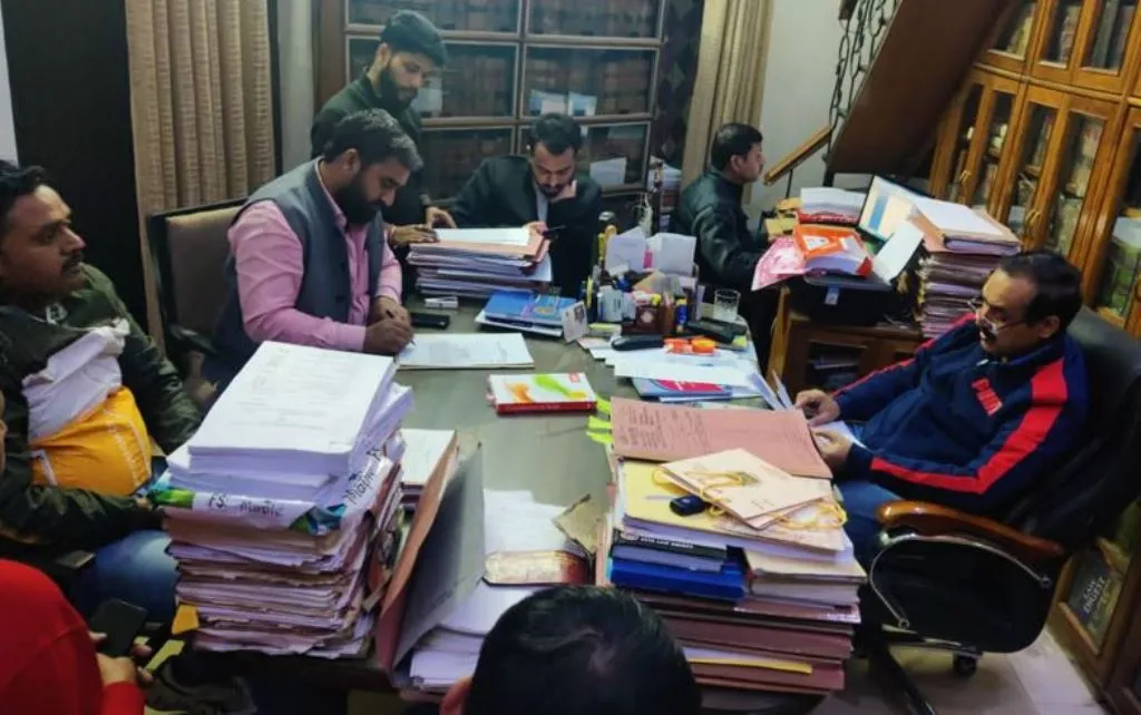 मेरठ: आरक्षण सूची को लेकर हाईकोर्ट में दायर की अपील, नगर विकास विभाग के प्रमुख सचिव को सौंपा ज्ञापन