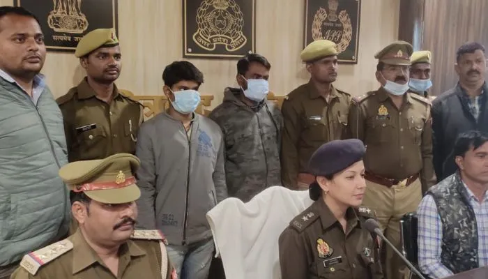 Chitrakoot News: इंडस टावर से बैटरी चोरी में दो आरोपी गिरफ्तार, पिकअप, नौ बैटरियों के साथ असलहे बरामद, कानपर में बेचने की बात कबूली