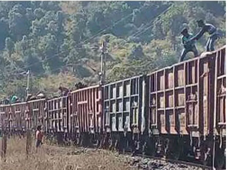 लखनऊ: चलती ट्रेन में पार्सल बोगी काटकर लाखों की दवाई चोरी कर रहे थे चोर 