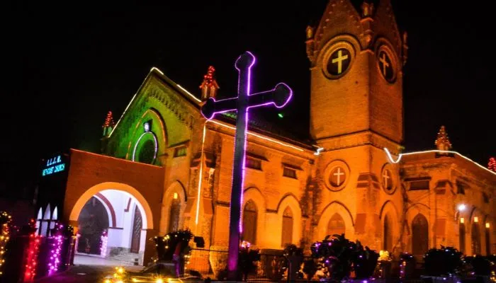 Christmas 2022 : यीशु के जन्म से जश्न में झूमे भक्त, 12 बजते ही मैरी क्रिसमस बोल एक दूसरे को दी बधाई, दुल्हन की तरह सजे चर्च