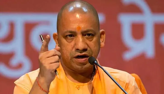 500 कर्मचारी चमकाएंगे CM Yogi Adityanath के काफिले का रूट, Kanpur Nagar Nigam की टीम सड़कों पर उतरी 