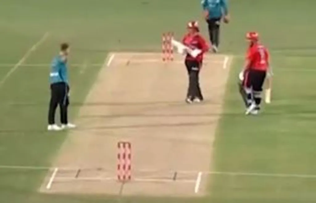 Viral Video: Cricket Ground पर पहुंचा भूत, विकेट से गिरी बेल, वीडियो देखकर सभी हैरान