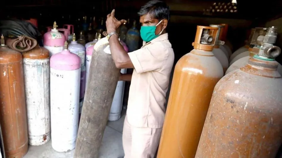 UP: चंदौली में अस्पताल के बाहर ऑक्सीजन सिलेंडर में बड़ा धमाका, दो लोगों के उड़े चिथड़े