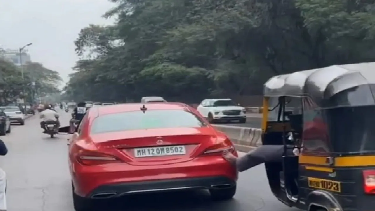 Video : मेरे यार धक्का मार .... मर्सिडीज का मसीहा बनकर आया ऑटोवाला