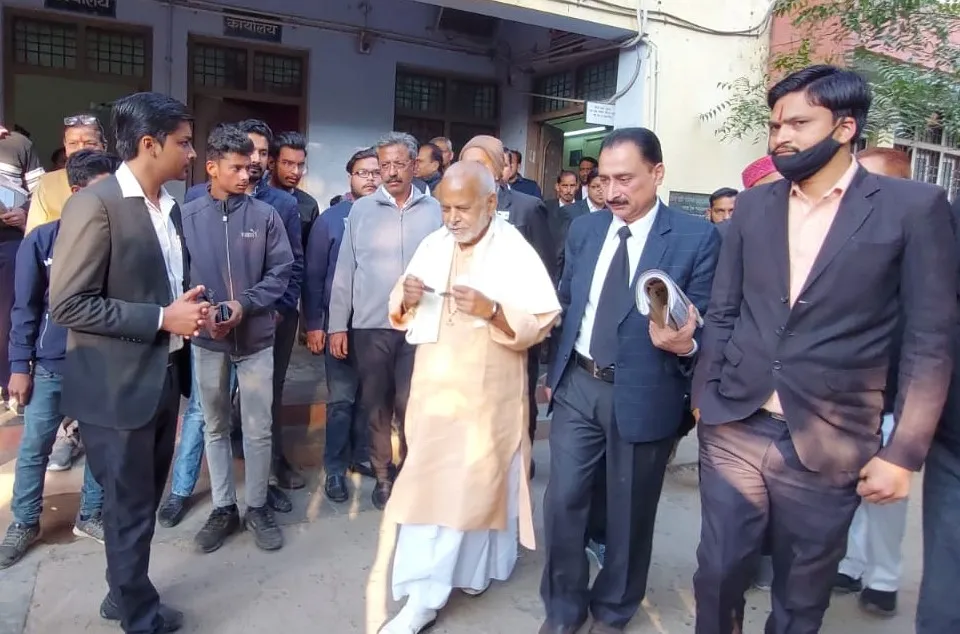शाहजहांपुर: एमपी एमएलए कोर्ट में हाजिर हुए चिन्मयानंद, दाखिल की जमानत