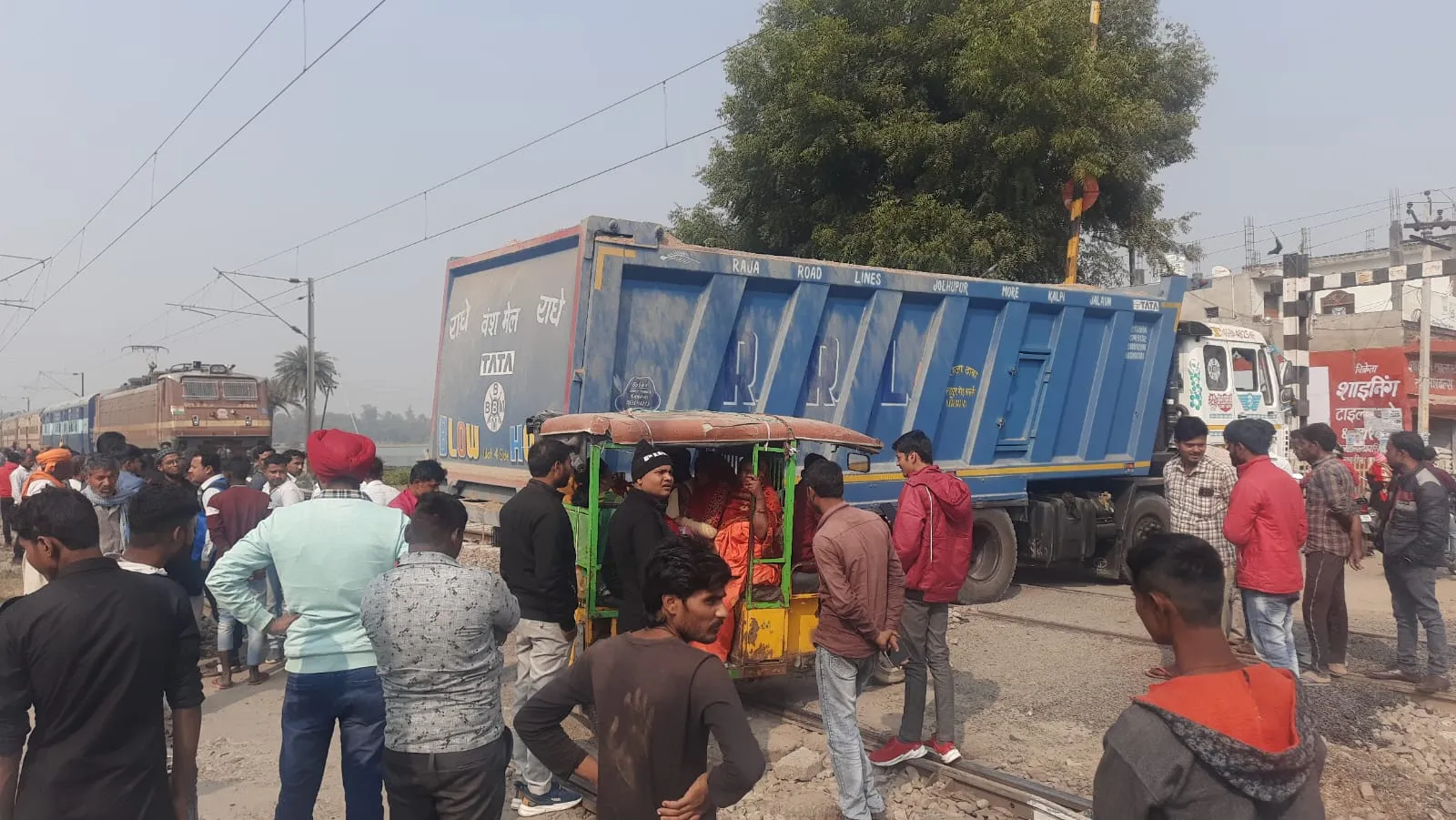 हरदोई: रेलवे क्रासिंग में ट्रक फसने से घण्टो बाधित रहा रेलवे ट्रैक