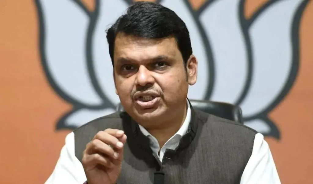 कर्नाटक के साथ बढ़ते सीमा विवाद के बीच फडणवीस ने कहा-  एक इंच जमीन के लिए भी लड़ेगा महाराष्ट्र