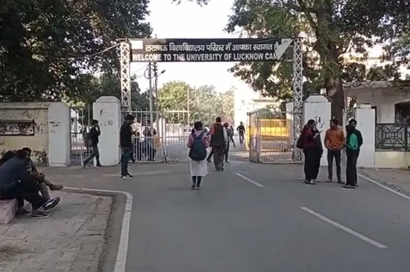  लखनऊ विश्वविद्यालय में सीनियर और जूनियर छात्र गुटों में जमकर मारपीट, दो छात्र सस्पेंड