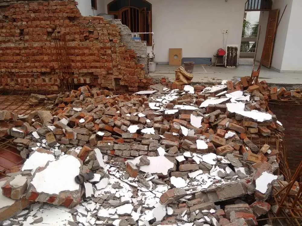 काशीपुर: सरकारी अस्पताल की दीवार ढही, चपेट में आकर युवक गंभीर