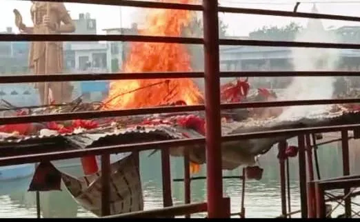 Lakhimpur Kheri: बिजली का तार टूटने से गोकर्ण तीर्थ पर लगी आग, टीन शेड के ऊपर रखी कांवडें जलीं 