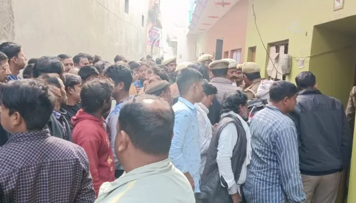 Farrukhabad Murder : पूर्व सैनिक ने पत्नी की गोली मारकर और समधन की हथौड़ी से वारकर कर दी हत्या, बहू घायल