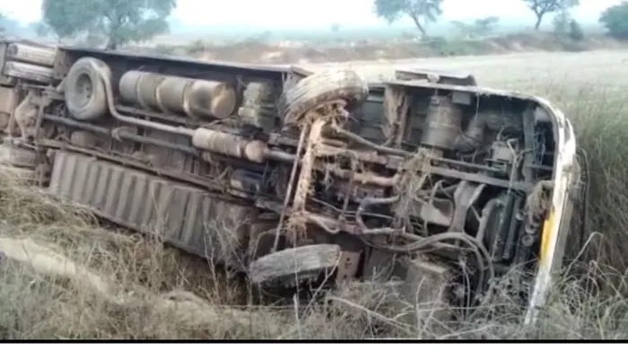 Fatehpur News : तेज रफ्तार बस अनियंत्रित होकर पलटी, आधा दर्जन यात्री घायल