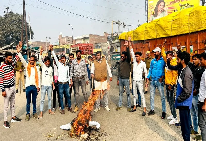 मुरादाबाद : गो-हत्या पर भड़के बजरंग दल के कार्यकर्ता, पुतला फूंका