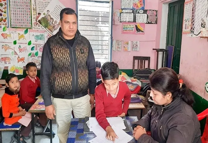 मुरादाबाद : ज्ञान के आकलन को कक्षा एक से आठवीं तक के छात्रों ने दी परीक्षा