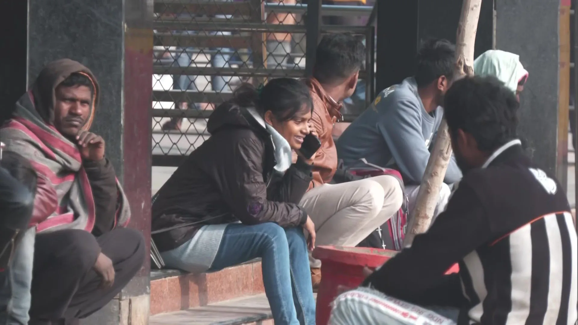 दिल्ली में मौसम की सबसे सर्द सुबह, पारा 5.3 डिग्री सेल्सियस तक लुढ़का 