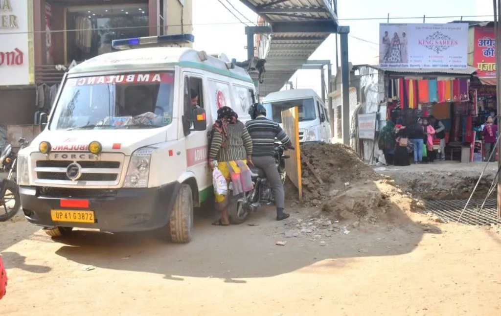 बरेली: पिलर के लिए खोदा गड्ढा, सिकुड़ गई एंबुलेंस की राह
