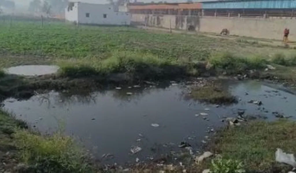 मथुरा: होटल के पीछे बने गंदे पानी के गड्ढे में मिला बच्ची का शव