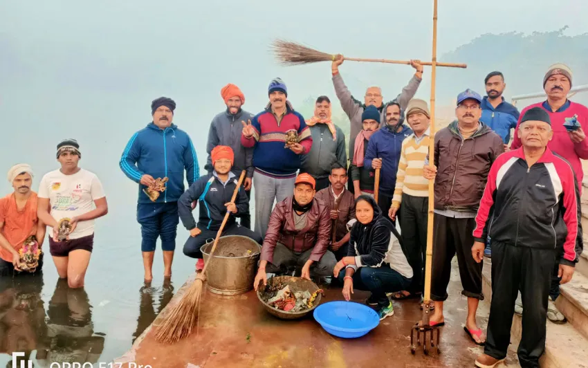 गोमती नदी से निकाला पांच कुंतल कचरा, सैकड़ों की संख्या में मिली मूर्तियां
