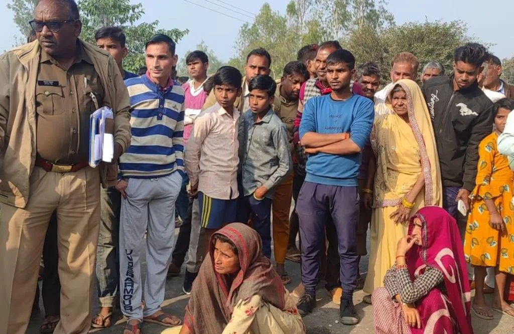 बरेली: तेज रफ्तार बोलेरो की टक्कर से बुजुर्ग की मौत, गुस्साए ग्रामीणों ने रोड किया जाम