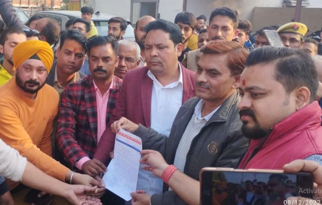बिजनौर: छापा मारने पहुंचीं जीएसटी की टीमों का व्यापारियों ने किया घेराव