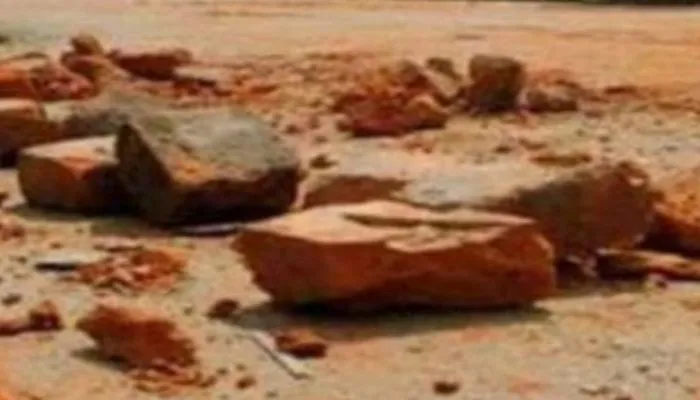 Hamirpur में अवैध कब्जा हटवाने गई पुलिस और राजस्व टीम पर पथराव, लेखपाल ने दर्ज कराई रिपोर्ट