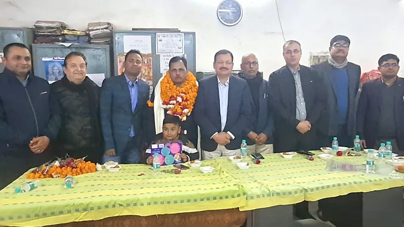 लखनऊ: माध्यमिक शिक्षा विभाग के इस कर्मचारी के सेवानिवृत्त होने से दुखी हुए सभी , जेडी और डीआईओएस हुए विदाई कार्यक्रम में शामिल