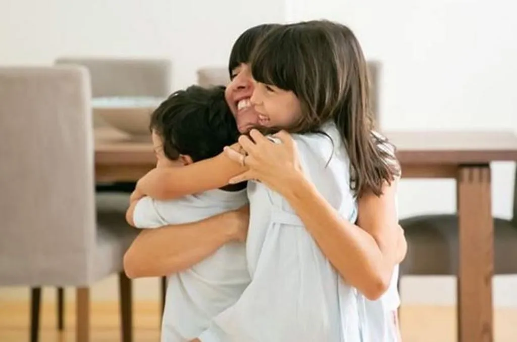 बच्चों को Hug करने से शारीरिक और मानसिक तनाव होते हैं कम, जानें गले लगाने के फायदे
