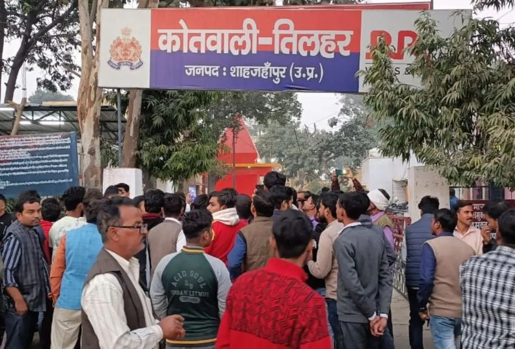 शाहजहांपुर: छापा मारने आई डिप्टी कमिश्नर को व्यापारियों ने घेरा, जमकर हंगामा