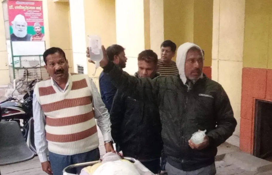 संभल: ट्रैक्टर-ट्रॉली ने बाइक को रौंदा, मासूम बेटी और मां की मौत, दो घायल