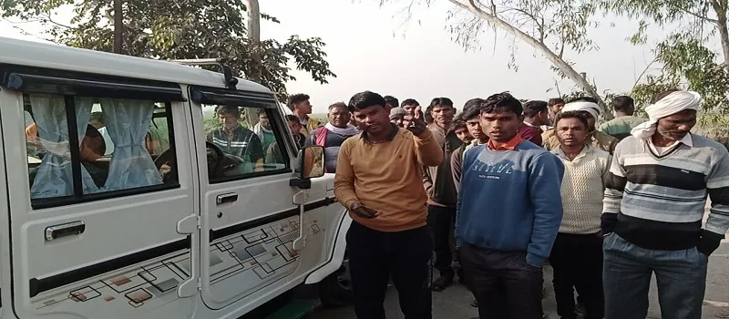 अमरोहा: पूर्व प्रधान की कार में तोड़फोड़, 50,000 रुपये लूटने का आरोप