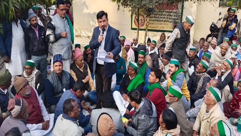 अमरोहा : किसानों ने अधिकारियों को धरना स्थल पर बैठाया