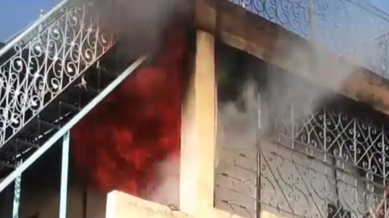 रामपुर : घेर नज्जू खां में बैंटरा फटने से घर में लगी आग, मचा हड़कंप