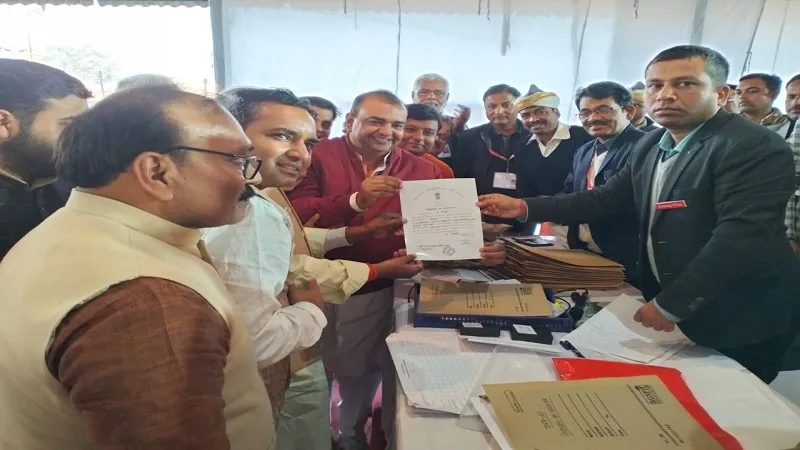 रामपुर : भाजपा प्रत्याशी आकाश सक्सेना को मिला जीत का प्रमाण पत्र 