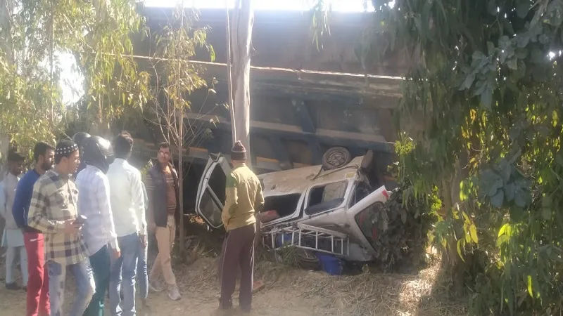 मुरादाबाद : डंपर ने कार में मारी टक्कर, युवती की मौत, 7 घायल