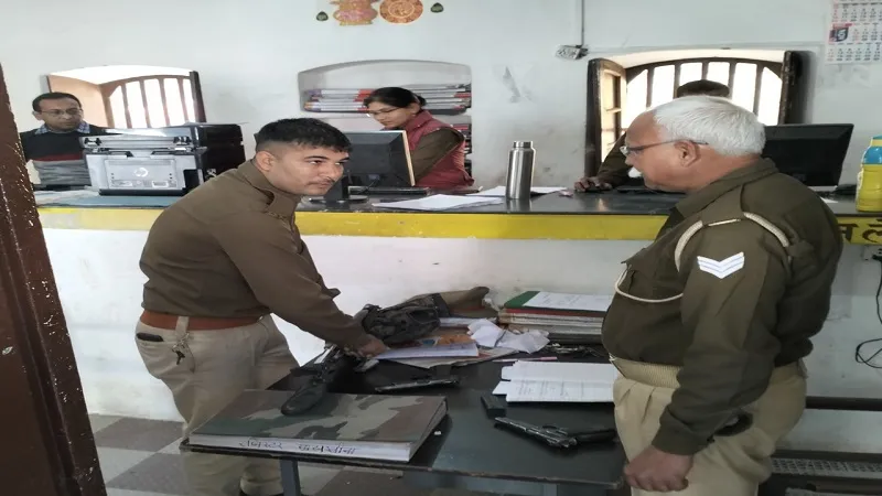 संभल : कोतवाली में दरोगा की पिस्टल से चली गोली, हड़कप 