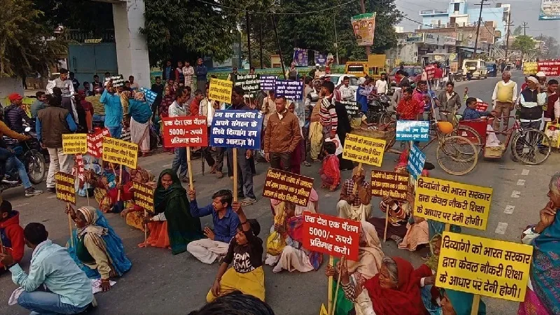 एसडीएम के न पहुंचने पर भड़के दिव्यांग, संभल मार्ग पर लगाया जाम