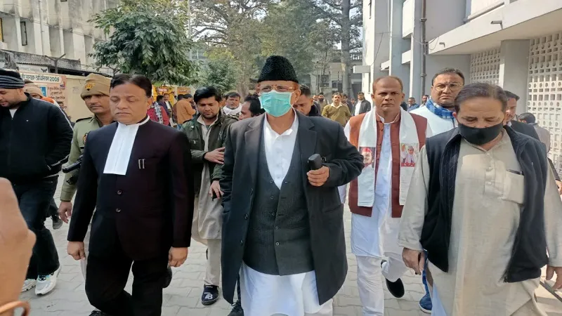 रामपुर : आजम खां, डॉ. तजीन और अब्दुल्ला कोर्ट में हुए पेश, जन्म प्रमाण-पत्र मामले में विवचेक से बचाव पक्ष के अधिवक्ताओं ने की जिरह