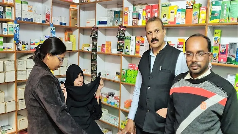 मुरादाबाद: दवा की दुकान पर छापेमारी में भारी मात्रा में नशे की गोलियां मिलीं, जब्त