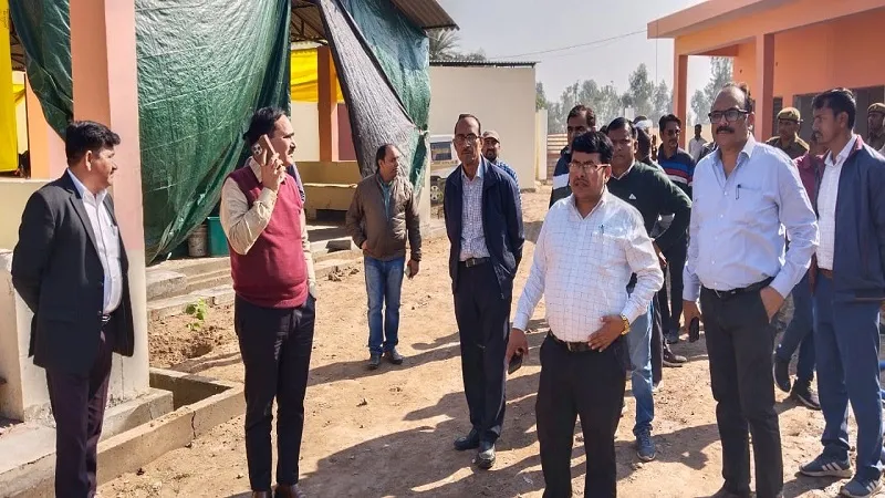 अमरोहा : निर्माणाधीन गोशाला का डीएम ने किया निरीक्षण