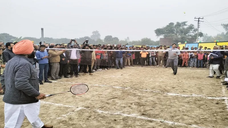 रामपुर : राज्यमंत्री और जिलाधिकारी ने खेला बैडमिंटन, मिनी स्टेडियम और पंचायत घर का किया लोकार्पण