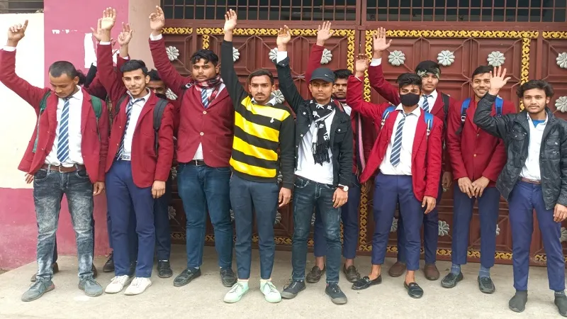 संभल: सर्दी से बचने के लिए छात्रों ने Class में जलाई आग, टीचर ने दी सजा तो किया प्रदर्शन