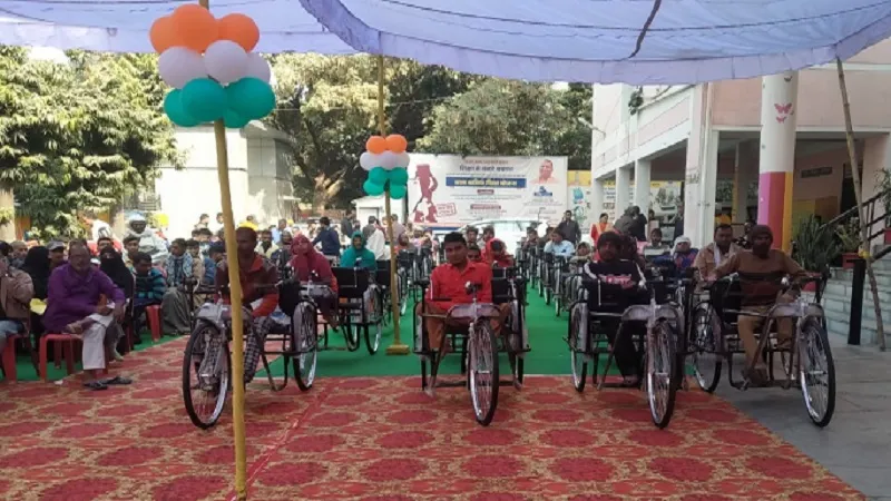 मुरादाबाद : ट्राई साइकिल मिलने पर खुशी से खिले दिव्यांगों के चेहरे