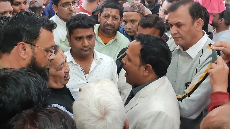 बिजनौर : जीएसटी टीम के पहुंचते ही गिरे दुकानों के शटर