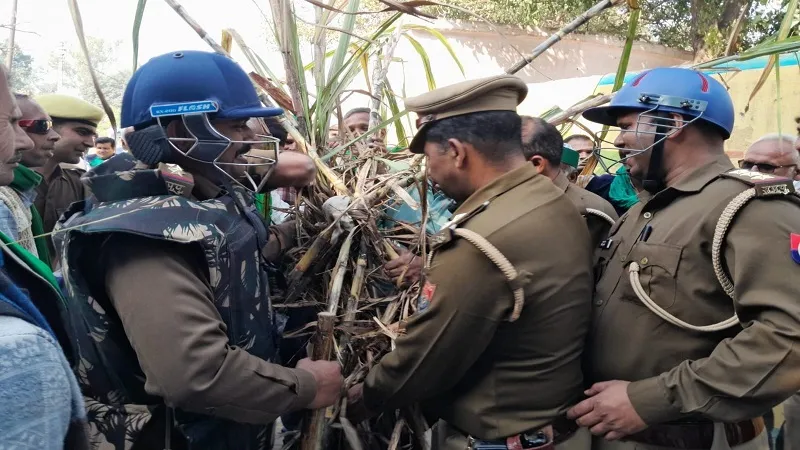 संभल: गन्ना जलाने को लेकर पुलिसकर्मियों-किसानों में खींचतान, नोकझोंक